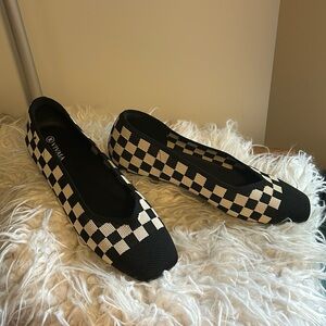 NWOT Square-Toe V-Cut Flats by top brand VIVAIA  Size 41.5